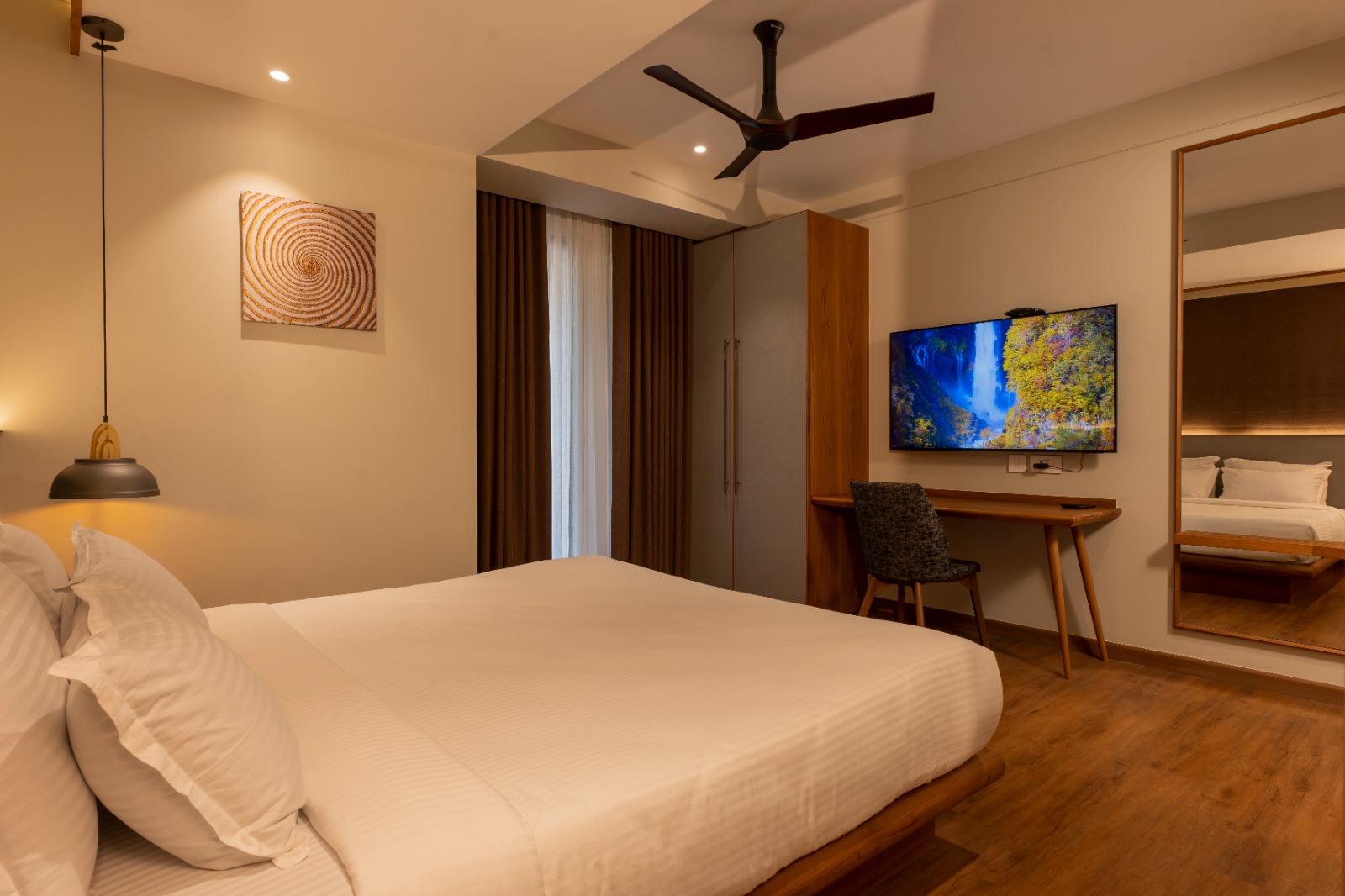Bedroom with mirror and desk